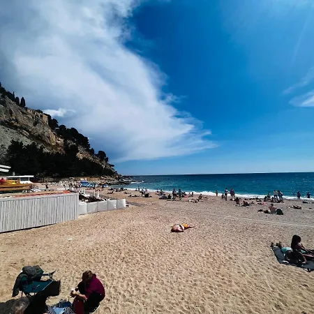 Cassis, En Face De La Plage. *