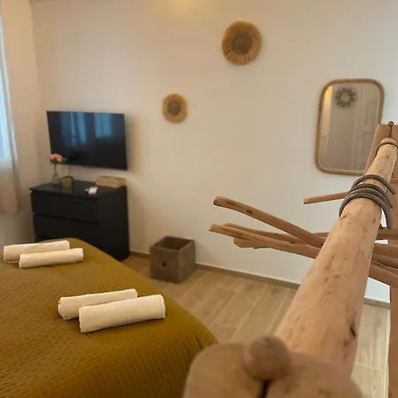 Cassis, En Face De La Plage. * Cassis