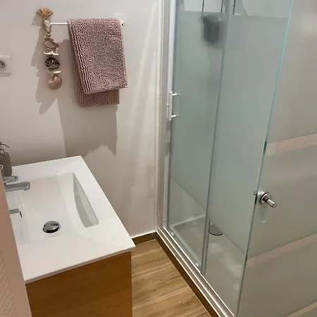 Cassis, En Face De La Plage.