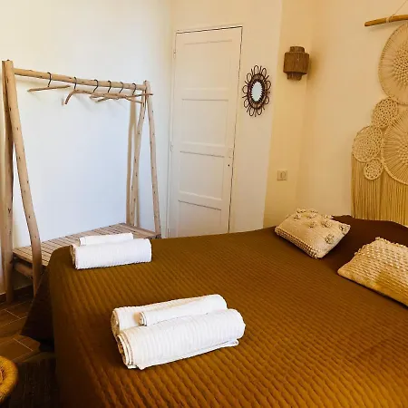 Cassis, En Face De La Plage. Cassis