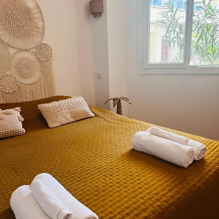 Cassis, En Face De La Plage.