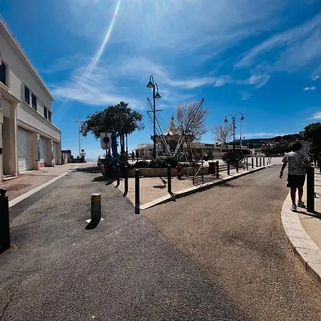 Cassis, En Face De La Plage. Cassis